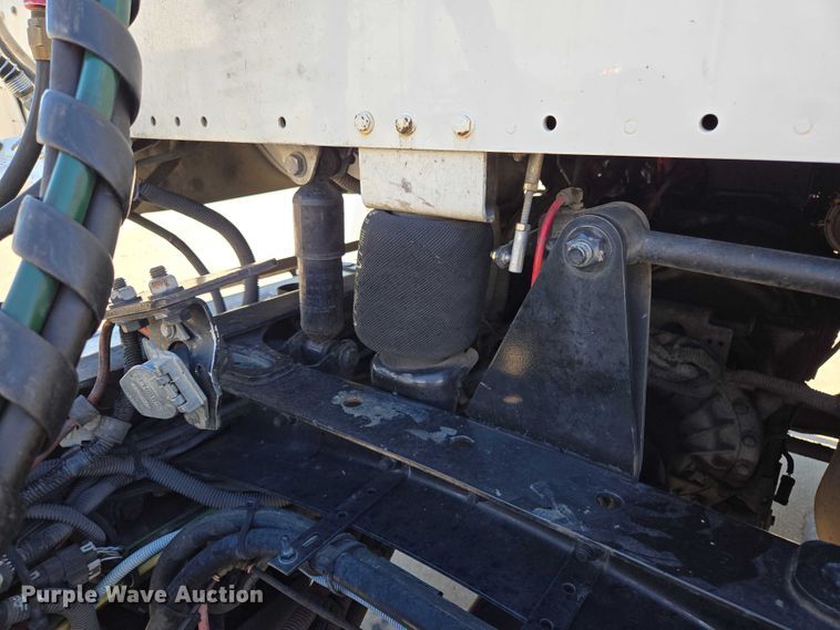 image for item EM0638 2013 Freightliner Business Class M2 semi truck