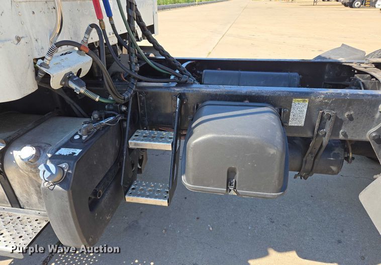 image for item EM0638 2013 Freightliner Business Class M2 semi truck