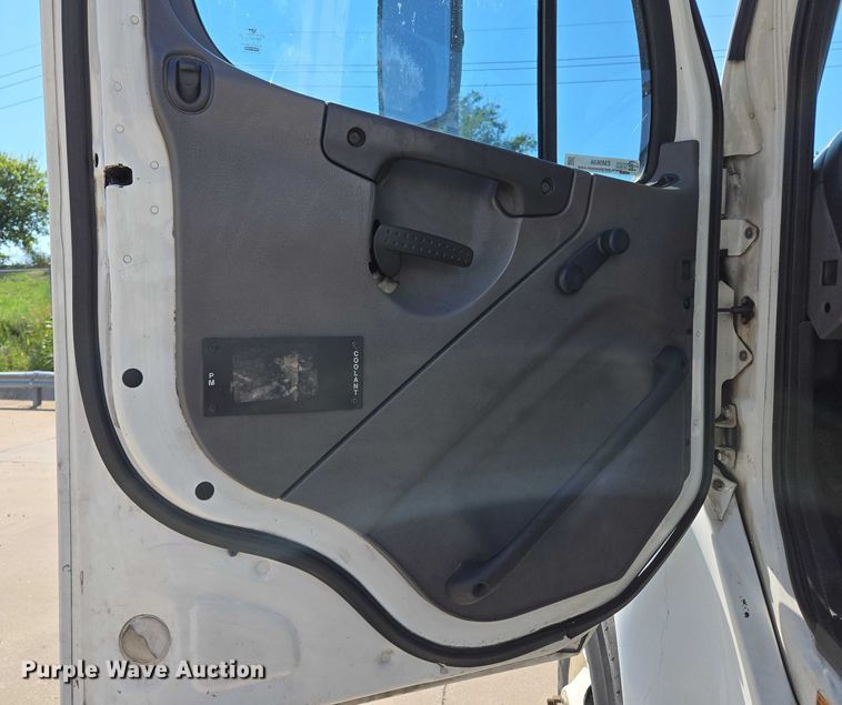 image for item EM0638 2013 Freightliner Business Class M2 semi truck