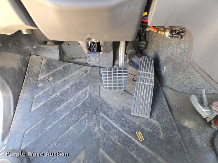 image for item EM0638 2013 Freightliner Business Class M2 semi truck