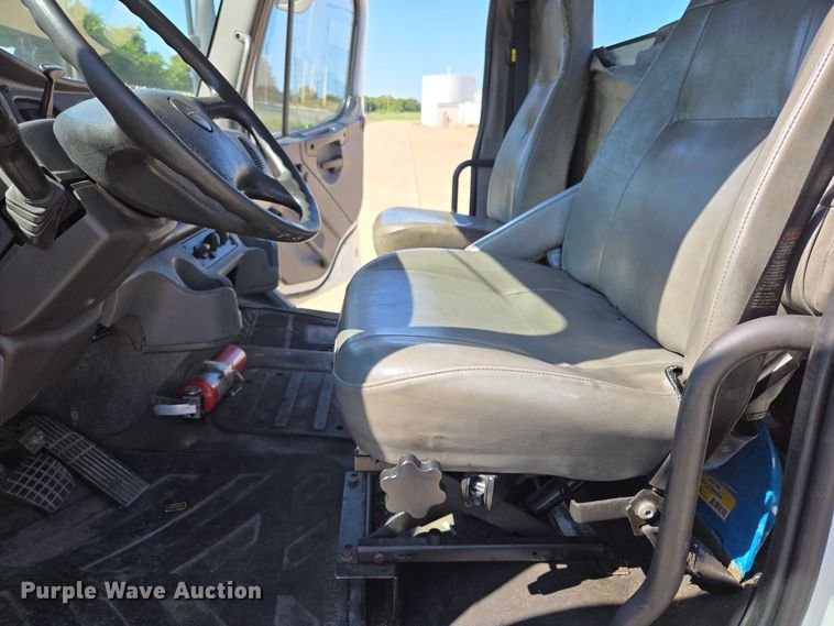 image for item EM0638 2013 Freightliner Business Class M2 semi truck