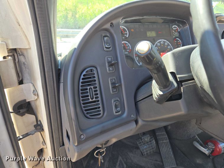 image for item EM0638 2013 Freightliner Business Class M2 semi truck