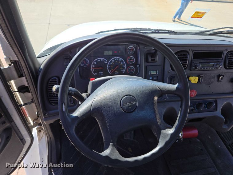 image for item EM0638 2013 Freightliner Business Class M2 semi truck