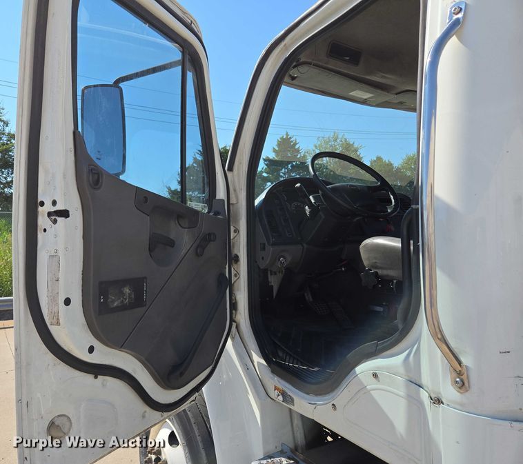 image for item EM0638 2013 Freightliner Business Class M2 semi truck