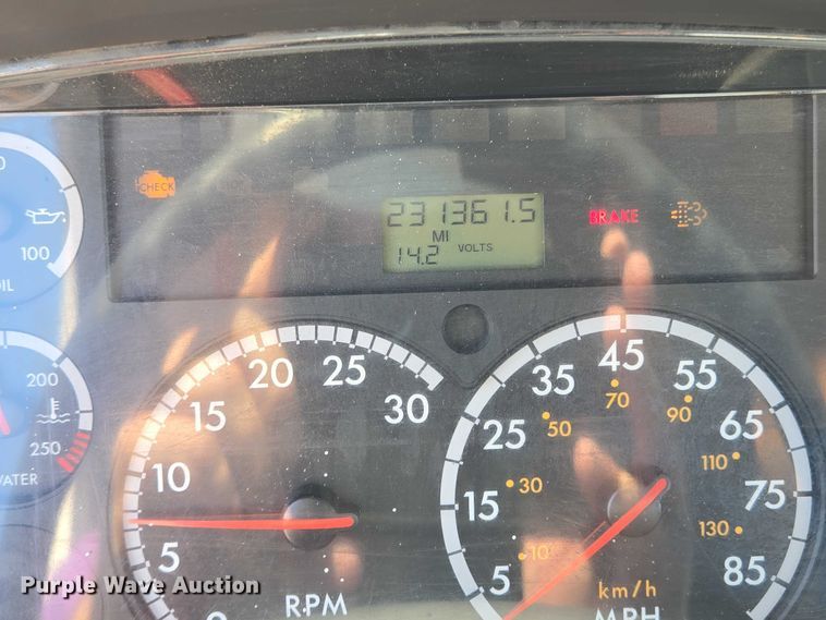 image for item EM0638 2013 Freightliner Business Class M2 semi truck