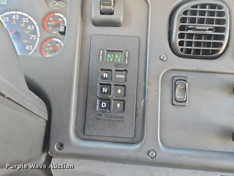 image for item EM0638 2013 Freightliner Business Class M2 semi truck