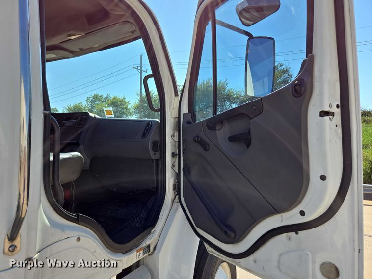 image for item EM0638 2013 Freightliner Business Class M2 semi truck