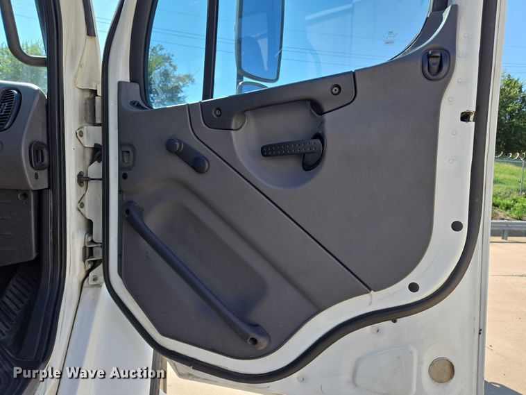 image for item EM0638 2013 Freightliner Business Class M2 semi truck