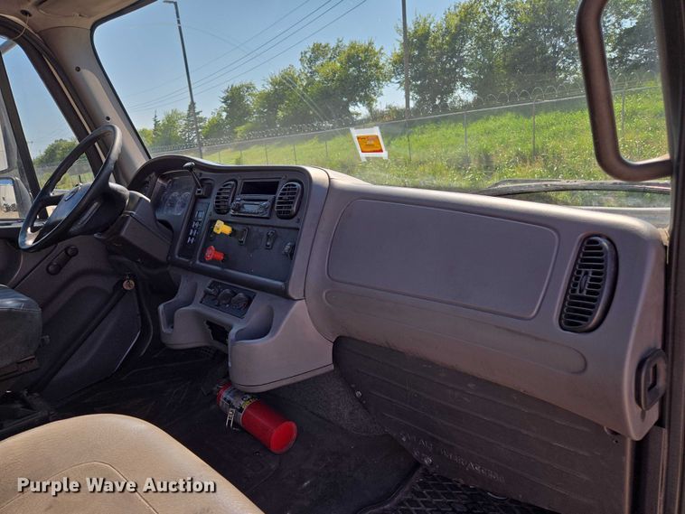 image for item EM0638 2013 Freightliner Business Class M2 semi truck