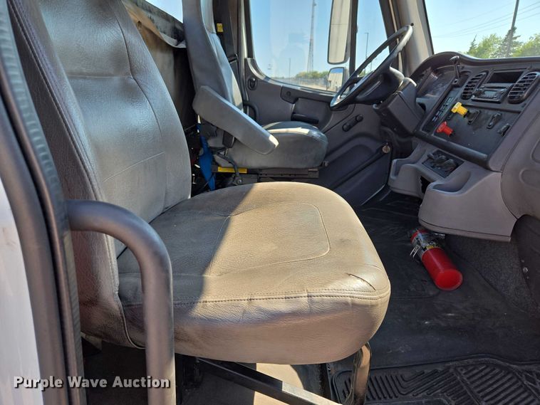 image for item EM0638 2013 Freightliner Business Class M2 semi truck