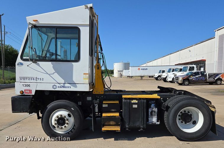 image for item EM0640 2017 Capacity Sabre 5 yard truck