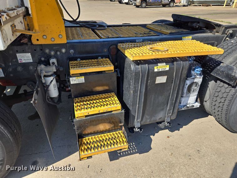 image for item EM0640 2017 Capacity Sabre 5 yard truck