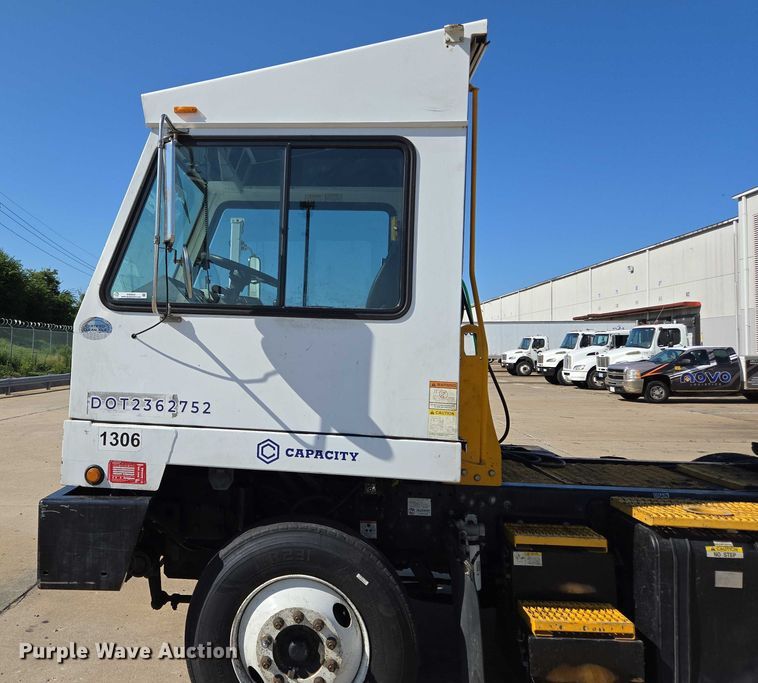 image for item EM0640 2017 Capacity Sabre 5 yard truck