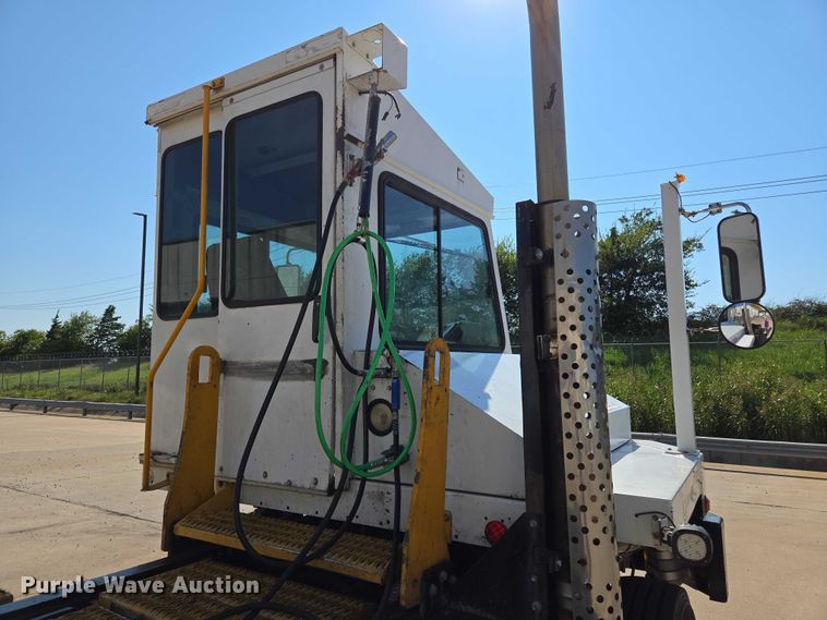 image for item EM0640 2017 Capacity Sabre 5 yard truck