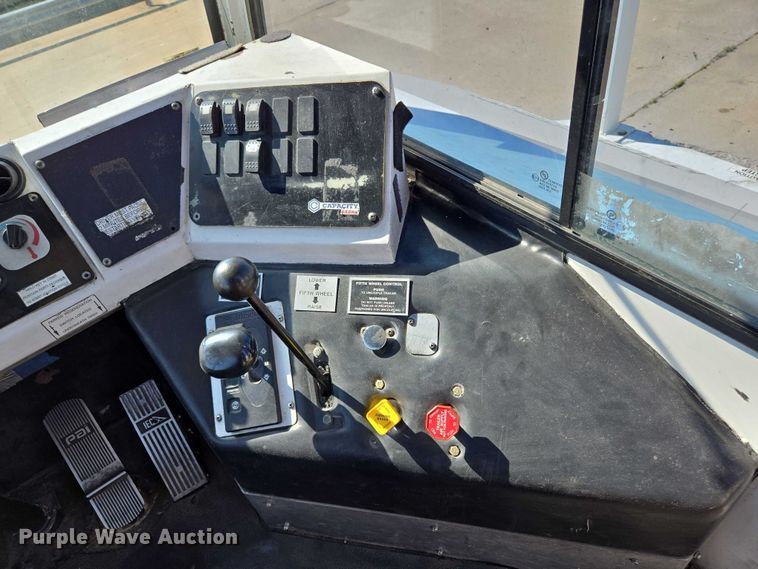 image for item EM0640 2017 Capacity Sabre 5 yard truck