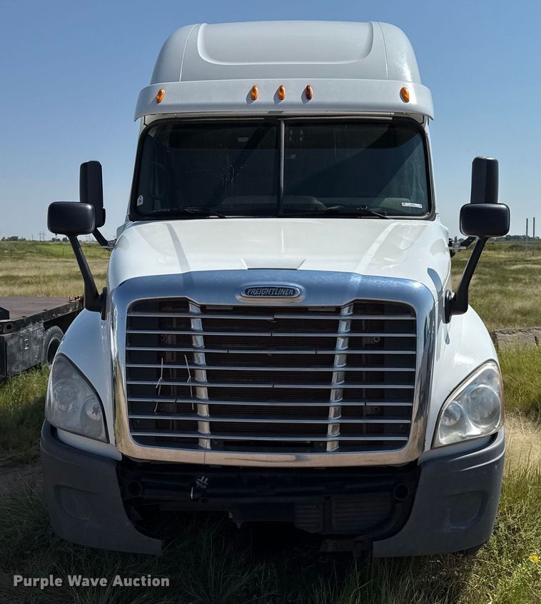 image for item EP0517 2013 Freightliner Cascadia  semi truck