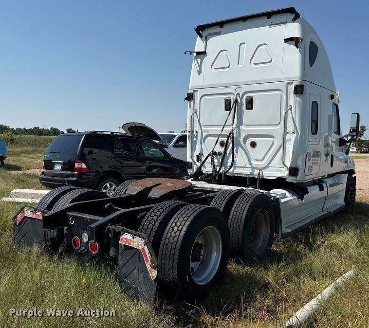 image for item EP0517 2013 Freightliner Cascadia  semi truck