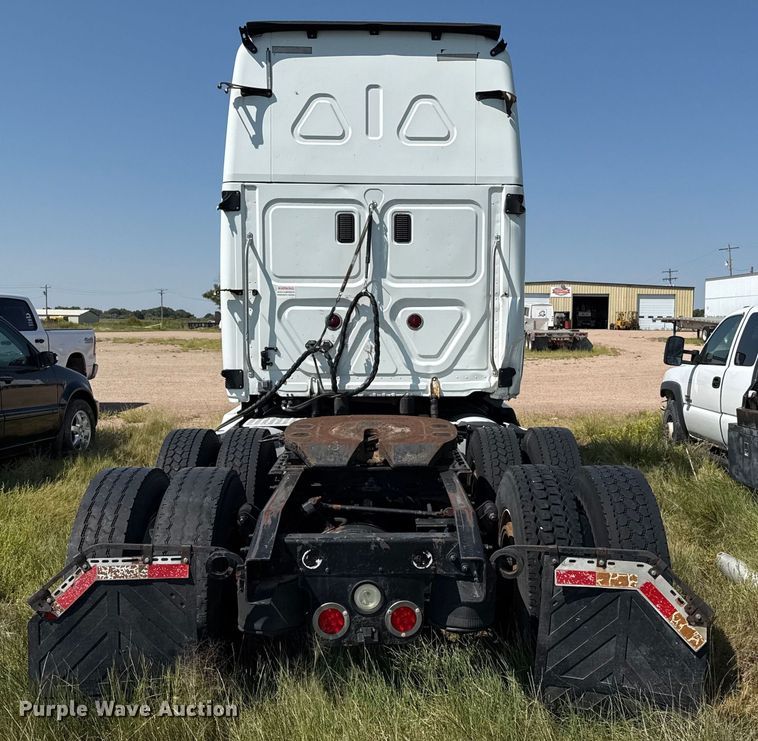 image for item EP0517 2013 Freightliner Cascadia  semi truck