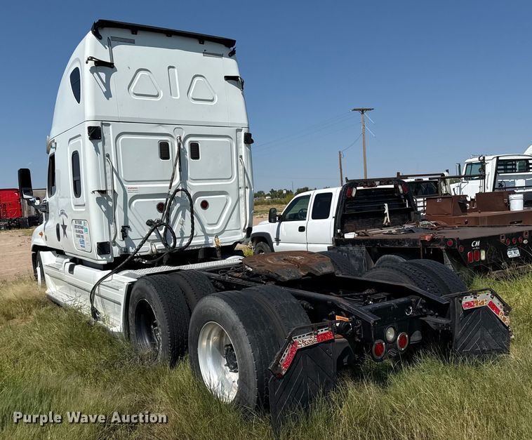 image for item EP0517 2013 Freightliner Cascadia  semi truck