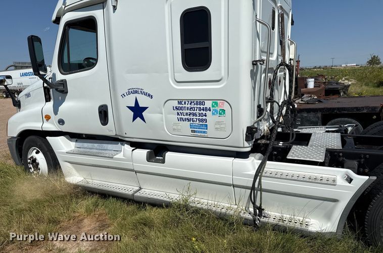 image for item EP0517 2013 Freightliner Cascadia  semi truck