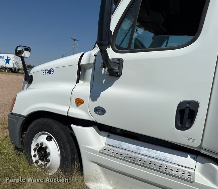 image for item EP0517 2013 Freightliner Cascadia  semi truck