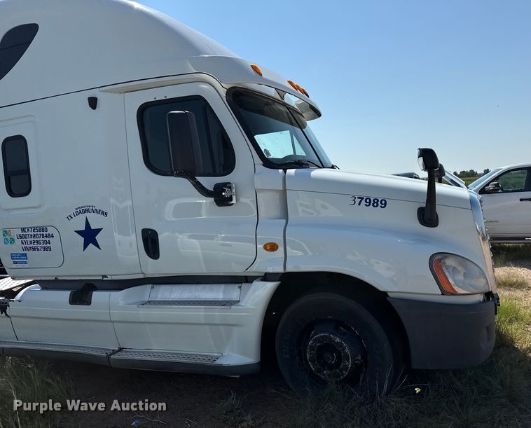 image for item EP0517 2013 Freightliner Cascadia  semi truck