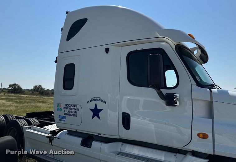 image for item EP0517 2013 Freightliner Cascadia  semi truck
