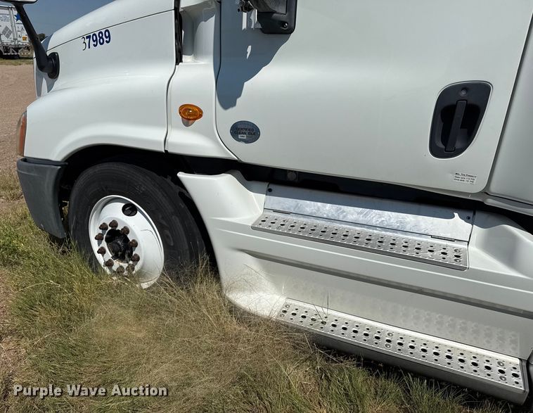 image for item EP0517 2013 Freightliner Cascadia  semi truck