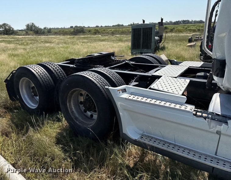 image for item EP0517 2013 Freightliner Cascadia  semi truck