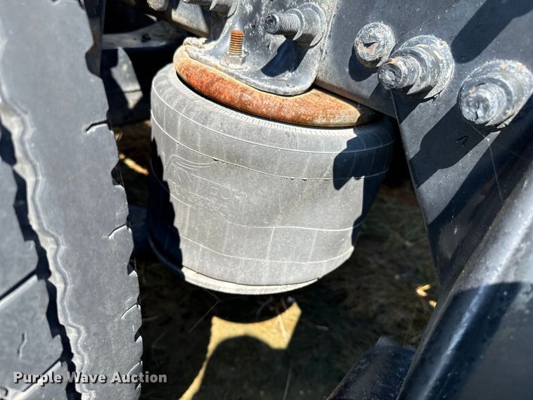 image for item EP0517 2013 Freightliner Cascadia  semi truck