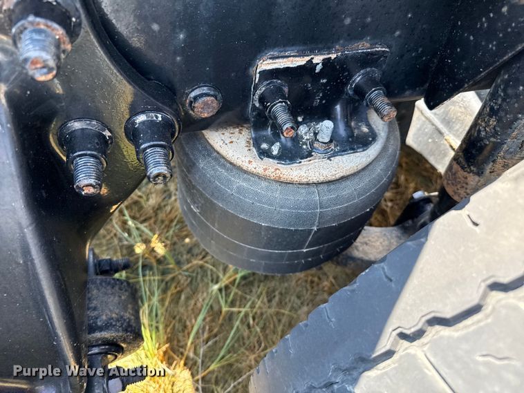 image for item EP0517 2013 Freightliner Cascadia  semi truck