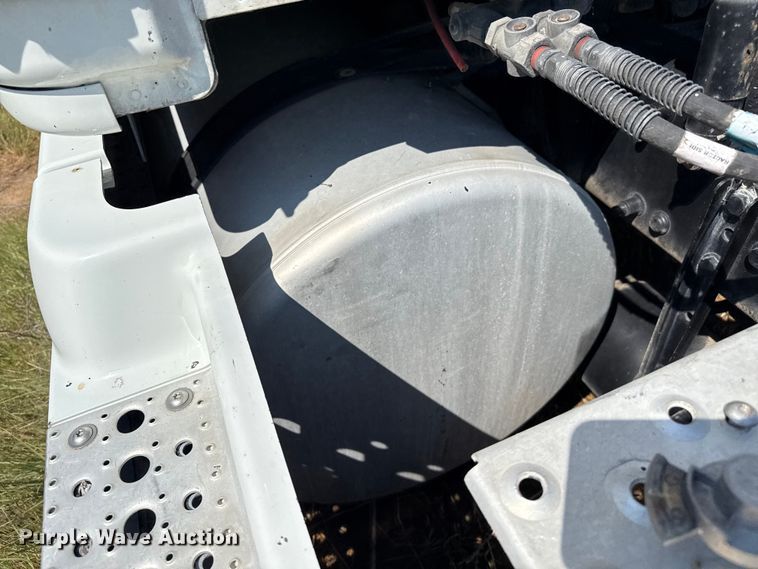 image for item EP0517 2013 Freightliner Cascadia  semi truck