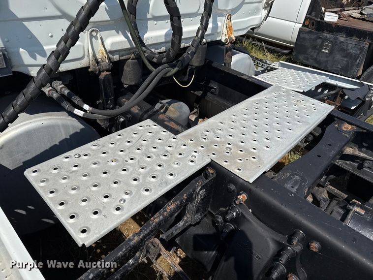 image for item EP0517 2013 Freightliner Cascadia  semi truck