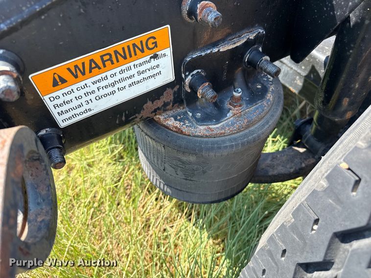 image for item EP0517 2013 Freightliner Cascadia  semi truck