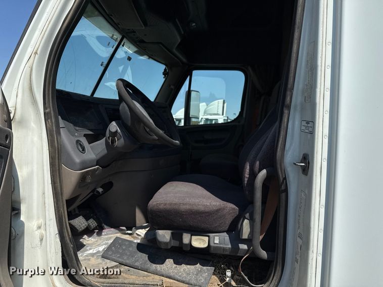 image for item EP0517 2013 Freightliner Cascadia  semi truck