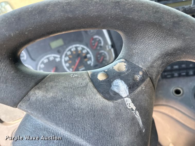 image for item EP0517 2013 Freightliner Cascadia  semi truck