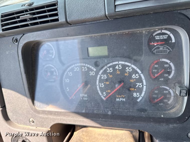 image for item EP0517 2013 Freightliner Cascadia  semi truck