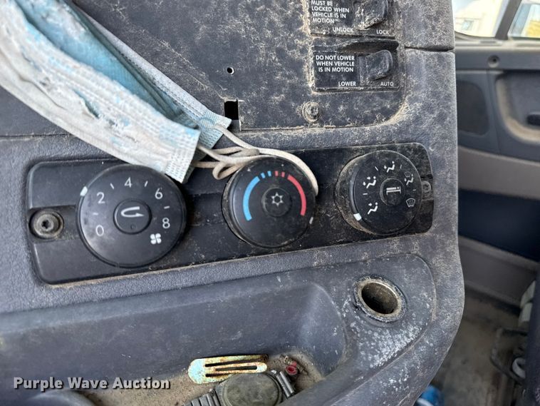 image for item EP0517 2013 Freightliner Cascadia  semi truck