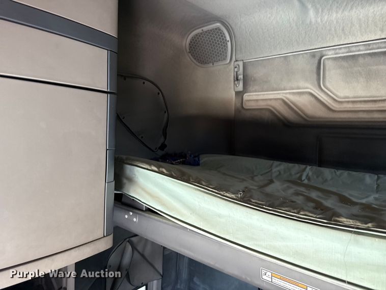 image for item EP0517 2013 Freightliner Cascadia  semi truck