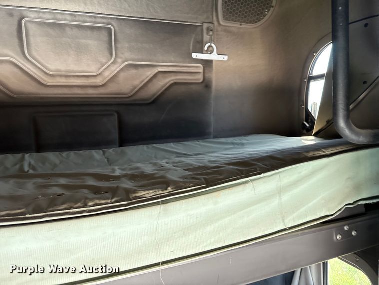 image for item EP0517 2013 Freightliner Cascadia  semi truck