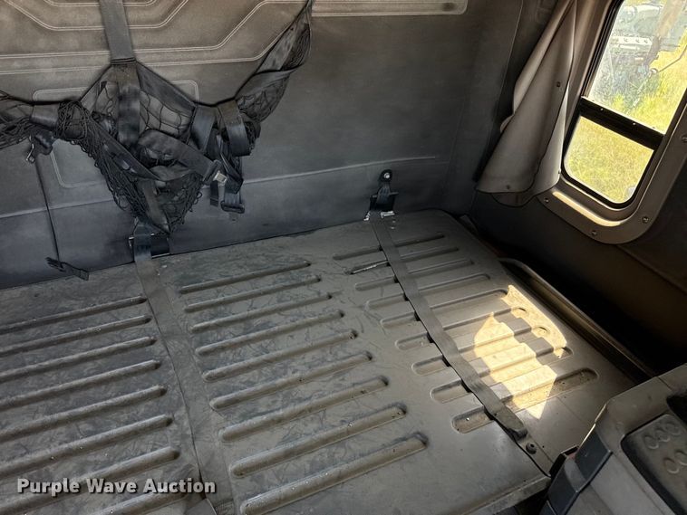 image for item EP0517 2013 Freightliner Cascadia  semi truck