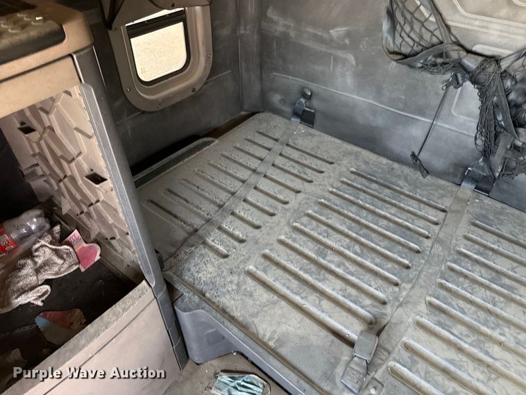 image for item EP0517 2013 Freightliner Cascadia  semi truck