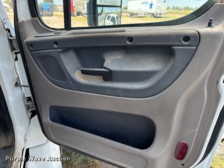 image for item EP0517 2013 Freightliner Cascadia  semi truck