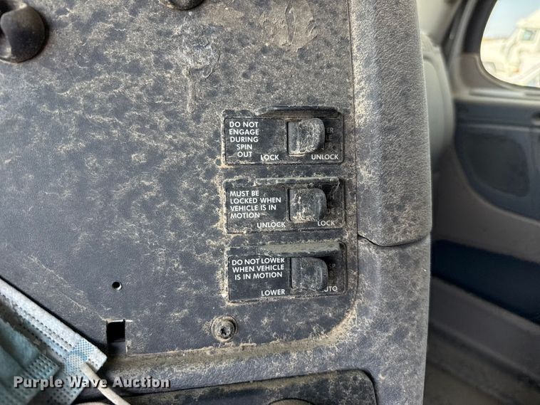 image for item EP0517 2013 Freightliner Cascadia  semi truck