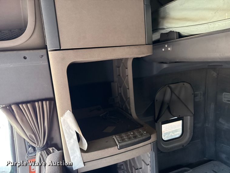 image for item EP0517 2013 Freightliner Cascadia  semi truck