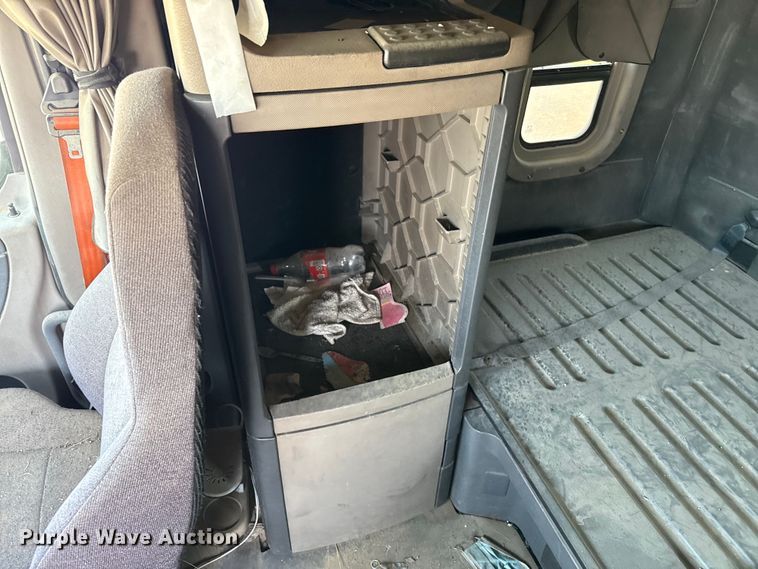 image for item EP0517 2013 Freightliner Cascadia  semi truck