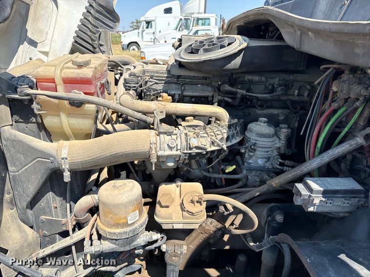 image for item EP0517 2013 Freightliner Cascadia  semi truck