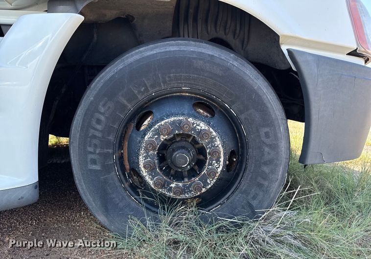 image for item EP0517 2013 Freightliner Cascadia  semi truck