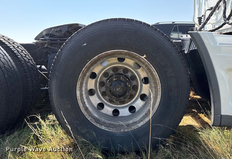 image for item EP0517 2013 Freightliner Cascadia  semi truck