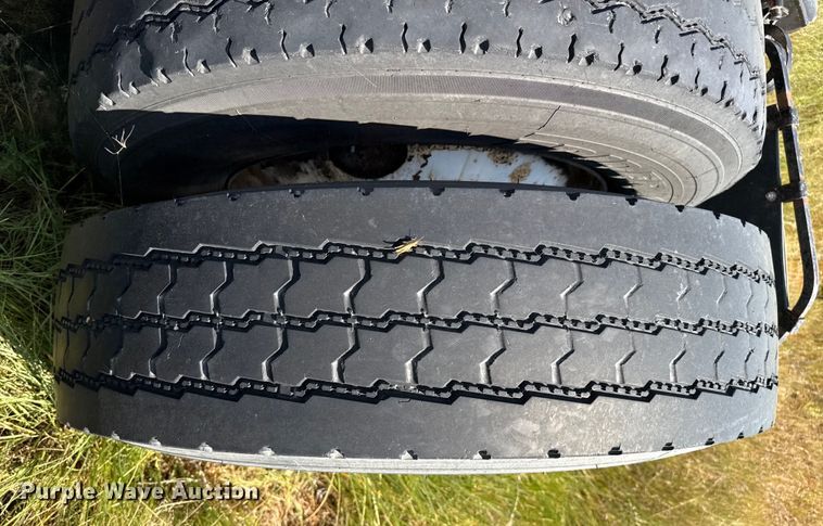 image for item EP0517 2013 Freightliner Cascadia  semi truck